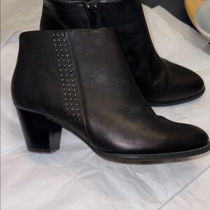 Vionic Georgia 2” block heel orthoheel technology black studded women’s 7 1/2